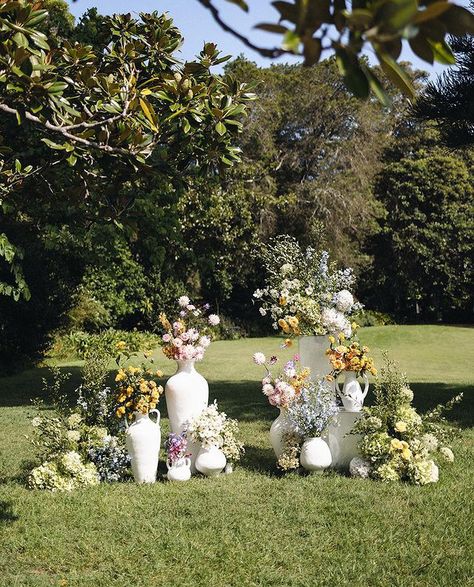 Oceanfront Wedding Ceremony, Flower Pedestals Wedding, Ceremony Pillars, Wedding Ceremony Florals, Unique Wedding Ceremony Ideas, Ceremony Florals, Floristry Design, Wedding Alters, Aisle Flowers