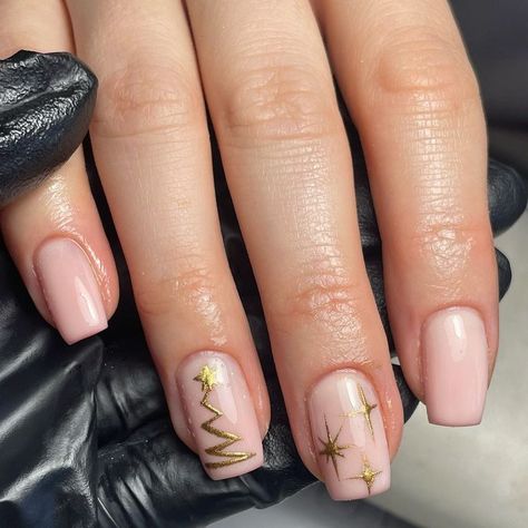 A chic and minimal design, these nude pink nails feature a delicate gold Christmas tree and star detailing, perfect for a subtle yet festive holiday look. The simplicity of the design gives it an elegant and modern appeal. Nude Pink Nails, Christmas Tree Nail Designs, Simple Christmas Nails, Christmas Tree Nail Art, Xmas Nail Designs, Star Nail Designs, Tree Nail Art, Santa Nails, Christmas Nail Ideas