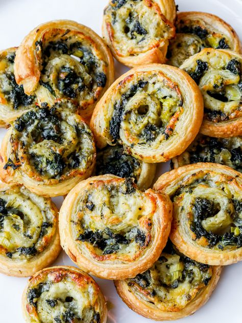 Spinach Bites, Spinach Puff Pastry, Savory Puff Pastry, Puff Pastry Appetizers, Pastry Appetizer, Easy Puff Pastry, Fingerfood Party, Pinwheel Recipes, Cafe Ideas