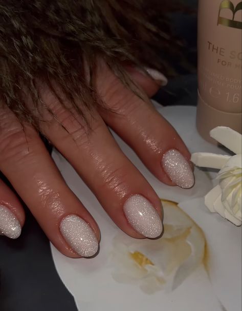 Milky Nails Sparkle, Short Sparkly Almond Nails, Sparkly Cream Nails, Simple Cream Nails, White Glittery Christmas Nails, Winter Biab Nail Ideas, Minimal Sparkle Nails, White Sparkle Nail Designs, Nail Ideas Nye