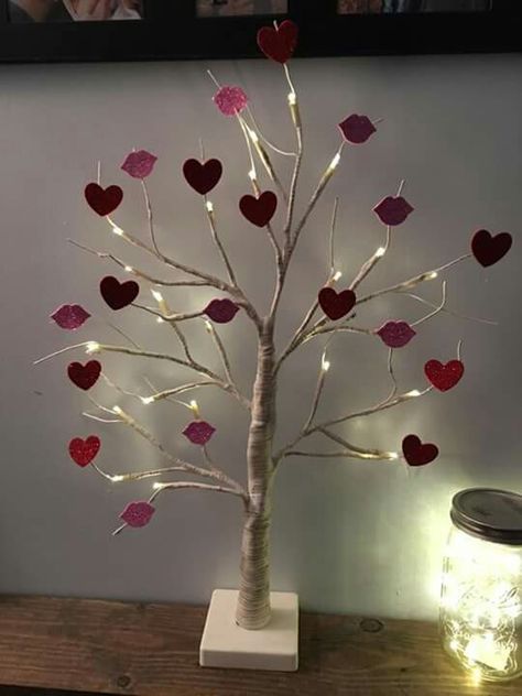 Diy Valentine's Day Decorations, Recycled Art Projects, Valentine Tree, Kids Rooms Diy, Diy Valentines Decorations, Diy Valentines Crafts, Paper Crafts Diy Tutorials, Simple Valentine, Valentine's Day Diy