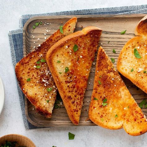 Quick Garlic Toast Garlic Toast Recipe, Make Garlic Bread, Garlic Toast, Bread Dishes, Garlic Bread Recipe, Garlic Cheese, Best Bread Recipe, Clam Recipes, Cheese Toast