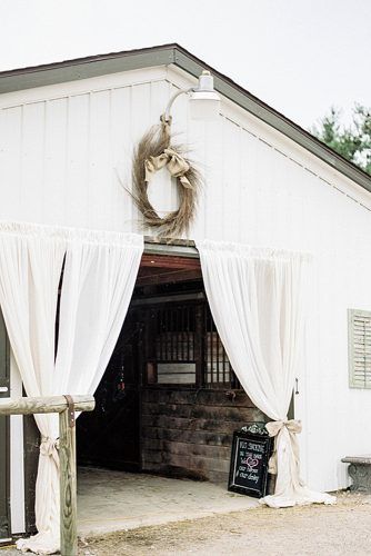 Wedding Reception Entrance, Country Wedding Reception, Reception Entrance, Barn Wedding Ideas, Barn Wedding Reception, Barn Wedding Decorations, Barn Reception, Wedding Entrance, Wedding Barn