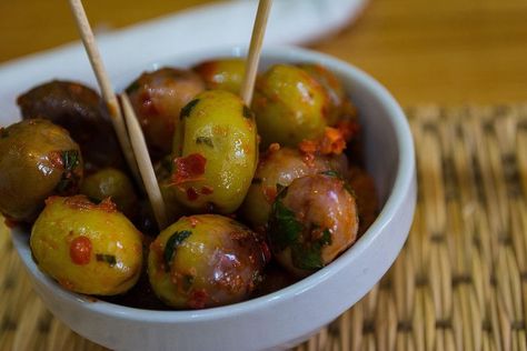 Moroccan Marinated Olives with Harissa Moroccan Side Dishes, Moroccan Dinner, Paprika Recipes, Harissa Recipes, Moroccan Recipes, Moroccan Dishes, Marinated Olives, Olive Salad, Olive Recipes