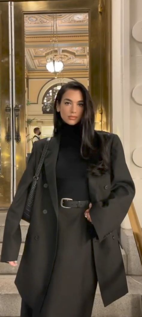 Mode Inspo, Dua Lipa, Mode Vintage, Looks Style, Winter Fashion Outfits, Looks Vintage, Black Outfit, Black Coat, Look Fashion