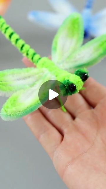 Mini Beast Craft, Pipe Cleaner Dragonfly, Dragonfly Diy Craft Ideas, Diy Dragonfly Crafts, Pom Pom Animals Diy Easy, Pipe Cleaner Ideas, Pipe Cleaner Crafts For Kids, Dragonfly Crafts, Diy Dragonfly