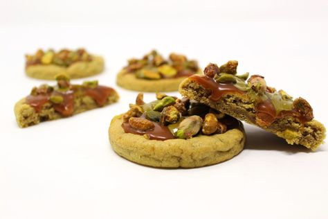 Cookies pistache caramel - Les desserts de Julien French Tart, Eid Cake, Pistachio Cookies, Paris Brest, Gourmet Desserts, Oatmeal Cookie Recipes, Cookie Flavors, Vegan Dessert Recipes, Yummy Cookies