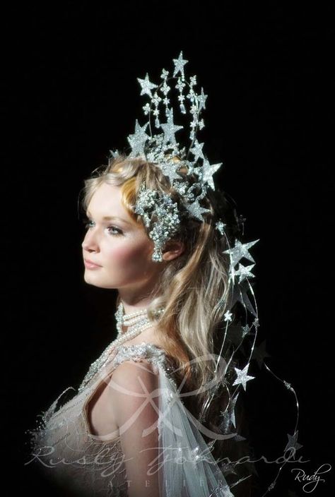 Star crown and gown. Finale Le conte de fées Rusly Tjohnardi Atelier Bridal Collection 2011-2012