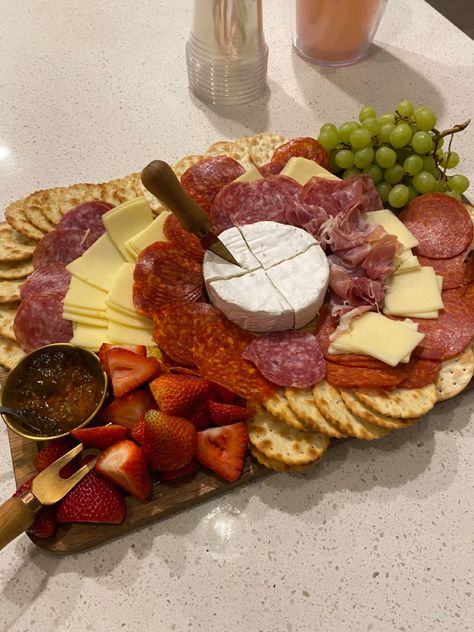 Cheese And Jam Board, Salami And Cheese Charcuterie Board, Pepperoni And Salami Charcuterie Board, Salami Cheese Board, Salami Board Ideas, Pepperoni And Cheese Charcuterie Board, Salami Platter Ideas, Salami And Cheese Platter, Salami Board