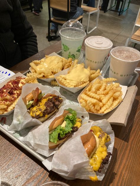 Yummy shake shack food Shake Shack Aesthetic, Shake Shak, Snack Shack, Shake Shake, Soul Food Dinner, Shake Shack, Food Babe, Yummy Comfort Food, Fancy Food