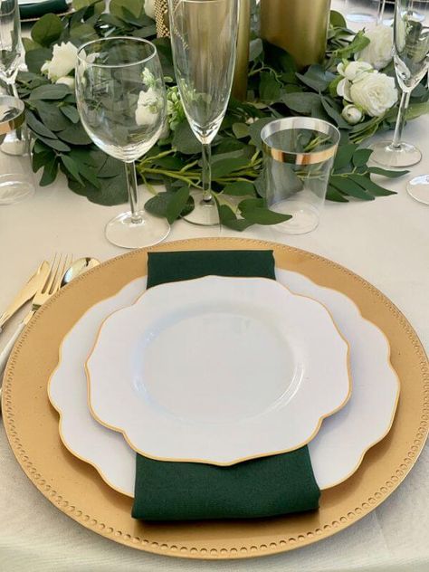 White And Gold Napkins Table Settings, White Gold Green Table Setting, Gold Table Chargers, Gold Table Cloth Setting, Gold Charger Plates Table Setting, Gold Chargers Place Setting, White Gold Table Setting, Green And Gold Tablescape, Green And Gold Table Setting