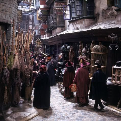 “I was told that Jo Rowling came onto the set of Diagon Alley on the first film, and that she just stood there, almost with a tear in her eye, because it was exactly as she had imagined it from the book.” - Stephenie McMillan, Art Director #HarryPotter Hogwarts Visuals, Harry Potter Shifting, Harry Potter Diagon Alley, Hogwarts Shifting, Shifting To Hogwarts, Gryffindor Aesthetic, Harry Potter Wall, Shifting Visuals, Marauders Dr