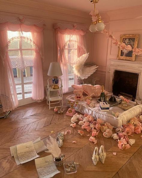 Tiny pink problems (@tinypinkproblems) • Instagram photos and videos Writing Love Letters, Pink Dollhouse, Aphrodite Aesthetic, Pinterest Room Decor, Set Ideas, Miniature House, Aesthetic Bedroom, Room Aesthetic, Dream Bedroom