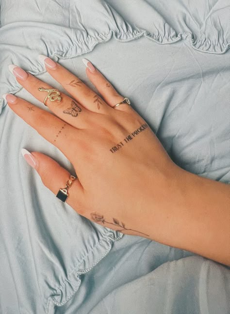 Dainty Hand Tattoos, Tattoo Main, Simple Hand Tattoos, Butterfly Hand Tattoo, Finger Tattoo For Women, Hand And Finger Tattoos, Pretty Hand Tattoos, Palm Tattoos, Hand Tats