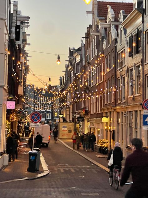 #amsterdam #lights Moving To Amsterdam, Amsterdam In Autumn, Amsterdam Winter Aesthetic, Amsterdam Aesthetic Winter, Maastricht Aesthetic, Amsterdam New Year, Amsterdam February, Netherlands People, Amsterdam People