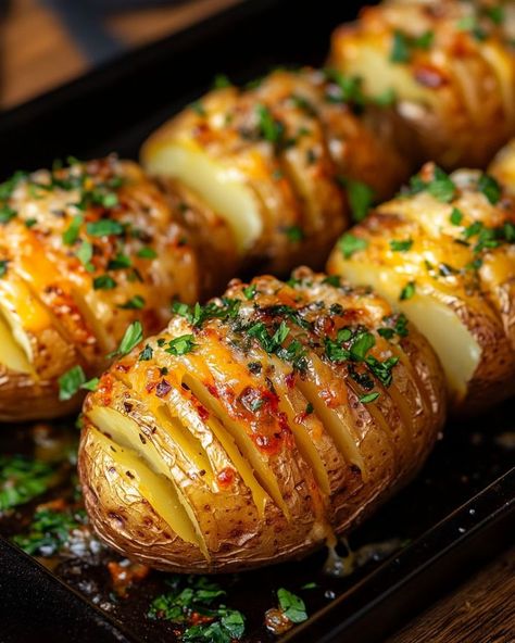 Potato Food Photography, Potatoes Aesthetic, Cheesy Hasselback Potatoes, Food Potatoes, Crispy Baked Potatoes, Hasselback Potatoes, Cheese Potatoes, Crispy Potatoes, Baked Potatoes