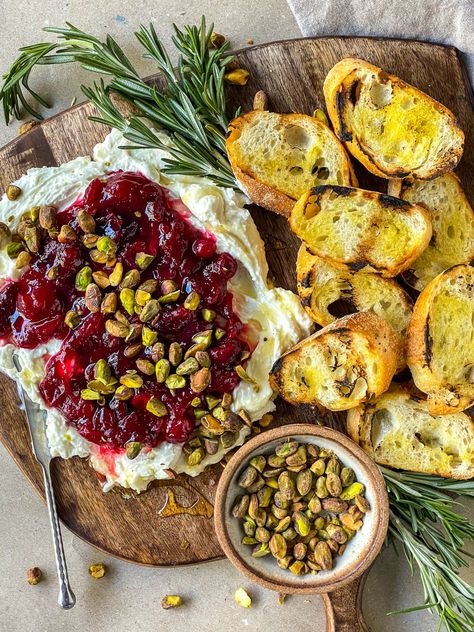 Recipes For Dinner Party, Homemade Cranberry Sauce Recipe, Cranberry Appetizer, Xmas Appetizers, Tomato Appetizers, Cranberry Dip, Cranberry Jalapeño, Cranberry Compote, Cranberry Salsa