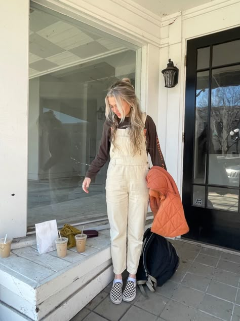 Birkenstock Boston Clog Wool, Cream Overalls Outfit Winter, Creme Overalls Outfit, Sweatshirt And Overalls Outfit, Cream Overalls Outfit Fall, Cream Dungarees Outfit, Beige Dungarees Outfit, White Overalls Outfit Winter, Winter Overall Outfits