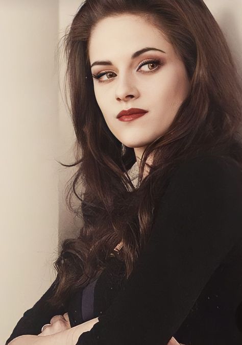 Bella Swan Vampire, Twilight Makeup, Twilight Characters, Vampire Twilight, Eye Makeup Images, Bella Cullen, Vampire Makeup, Feminine Energy Aesthetic, Twilight Film