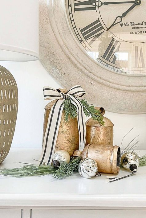 You can create a beautiful Christmas home. Here are quick easy Christmas decorating tips and tricks used by designer that you can use too! Small Christmas Decor, Ideas Decoracion Navidad, Faux Christmas, Christmas Decorating Ideas, Christmas Greenery, Christmas Arrangements, Pretty Christmas, Christmas Trends, Christmas Deco