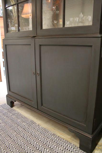 Graphite Chalk Paint, Annie Sloan Chalk Paint Colors, Annie Sloan French Linen, Annie Sloan Graphite, Graphite Paint, Annie Sloan Painted Furniture, Painted Hutch, Painted China Cabinets, Chalk Paint Colors