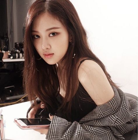 Rosé 2016 Blackpink, Blackpink Rosé Black Hair, Rose Brown Hair Blackpink, Rosé Icons Dark, Rosé Blackpink Black, Blackpink Rosé Icons, Rosé Blackpink Icons, Black Brown Hair, Blackpink Debut