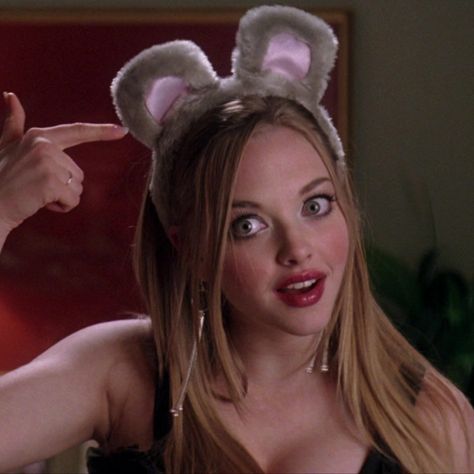 Karen Smith Pfp, Karen Smith Icon, Amanda Seyfried Mean Girl, Mean Girls Halloween, 2000s Girls, Blonde Movie, 2000s Icons, I Hate Boys, Mean Girls Movie