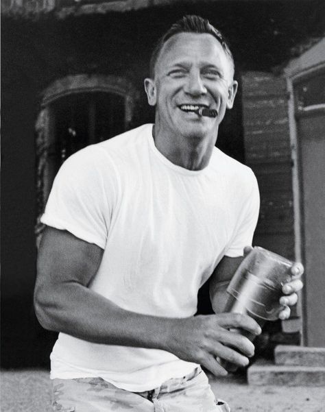 James Bond with a cigar and improvised cocktail shaker Daniel Craig Style, Daniel Graig, James Bond Style, Daniel Craig James Bond, Cigars And Whiskey, Fashion Blogger Style, Daniel Craig, Band Workout, James Bond