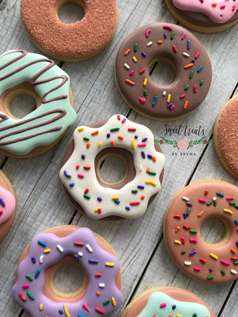 Donut Sugar Cookies, Donut Cookies, Summer Sugar Cookies, Cookie Decorating Icing, Cookie Recipes Decorating, Sugar Cookie Decorating, Royal Iced Cookies, Sugar Cookie Ideas, Sugar Cookie Royal Icing