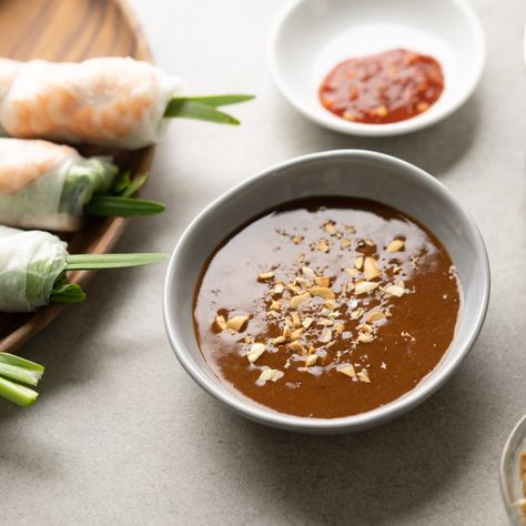 Vietnamese Peanut Dipping Sauce Vietnamese Peanut Sauce, Vegan Peanut Sauce, Vietnamese Fresh Spring Rolls, Vietnamese Spring Rolls Recipe, Spring Roll Sauce, Recipes Vietnamese, Peanut Dipping Sauce, Vietnamese Spring Rolls, Peanut Sauce Recipe