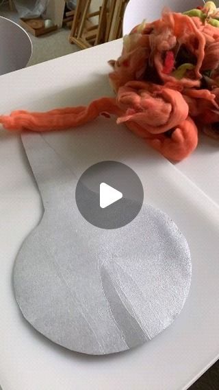 Fabric Art Tutorials, Textile Art Projects, Wet Felting Tutorial, Felted Vessels, Diy Wool Felt, Tovad Ull, Needle Felting Tutorial, Felted Bags, Felted Bowls