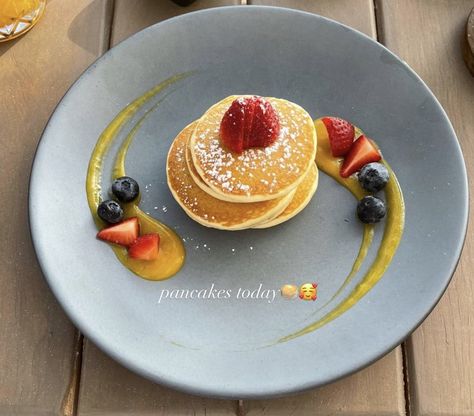 Pancake Presentation Ideas, Fancy Breakfast Plating, Pretty Plating Food Presentation, Crepe Suzette Plating, Pancake Plating Ideas, Breakfast Plating Ideas, Pancake Plating, Plating Ideas Main Course, Pancake Decoration