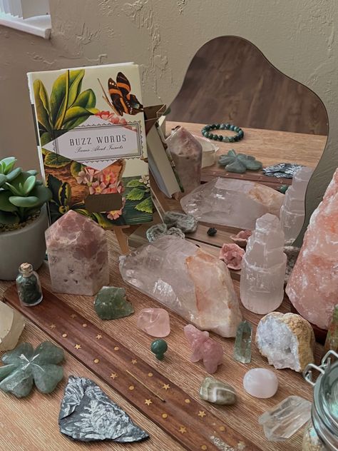 crystals crystal table aesthetic crystal setup pink and green crystals Crystals Set Up, Crystal Desk Decor, Green And Pink Gaming Setup, Crystal Set Up Ideas, Crystal Set Up, Green Crystals Aesthetic, Crystals Aesthetic Bedroom, Desk Crystals, Pink And Green Aesthetic Bedroom