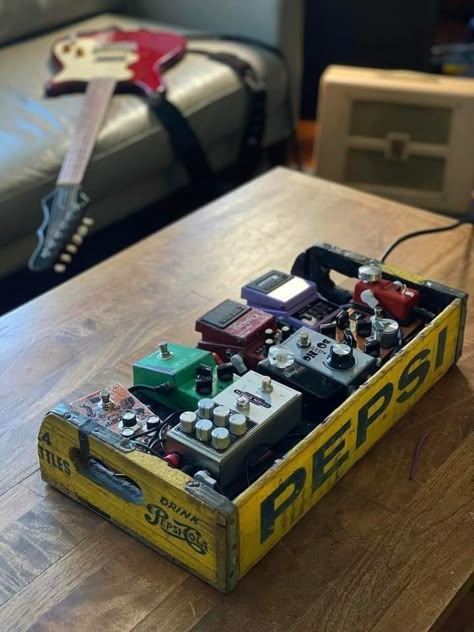 Pedal Board Aesthetic, Diy Guitar Pedal Boards, Pedal Board Ideas, Guitar Pedals Aesthetic, Pedalboard Aesthetic, Bass Pedalboard, Diy Music Studio, Pedalboard Design, Pedalboard Ideas