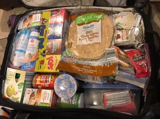 Packable Meals For Travel, Meals On The Go Travel, Food For Traveling Meals, How To Pack Food For Vacation, Packable Food For Travel, Food To Pack In Suitcase, Packing Food For Vacation, Food To Bring On Vacation, Best Travel Food To Pack