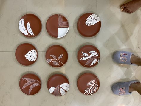 Ceramic Plates Wall Decor, Luxury Room Design, Terracotta Jewellery Making, Circular Art, Diy Pottery Painting, Diy Abstract Canvas Art, Cerámica Ideas, Wooden Painting, Plate Wall Decor