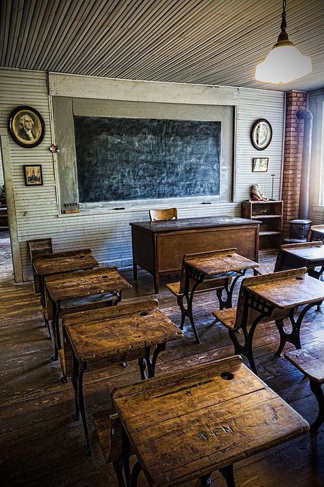 One Room School House, Antique School Desk, One Room Schoolhouse, Old School Desks, Vintage School Desk, Village School, Old Schoolhouse, Country School, Old School House