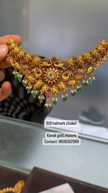 Bridal Choker Necklace Indian Gold, Gold Choker Designs Indian, Simple Gold Choker Designs, Nakshi Choker Designs, Gold Choker Necklace Indian Bridal, Ruby Haram, Gold Short Necklace, Elegant Gold Necklace, Bridal Necklace Designs