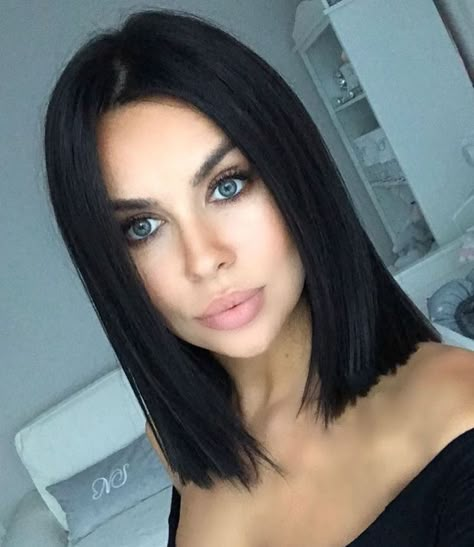 Shoulder Length Jet Black Hair, Short Black Hair Shoulder Length, Shoulder Length Black Hair, Modern Bob Hairstyles, Short Dark Hair, Penteado Cabelo Curto, Grunge Hair, Shoulder Length Hair, Cortes De Cabello