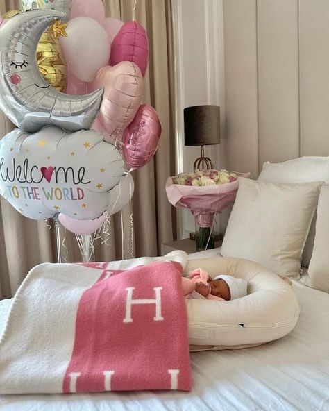 It's Baby Girl, Baby Ideas Photo, Welcome To The World Baby Girl, Giving Birth Aesthetic, Baby Things Aesthetic, Baby Vision Board, Birth Aesthetic, Baby With Mom, Baby Girl Aesthetic