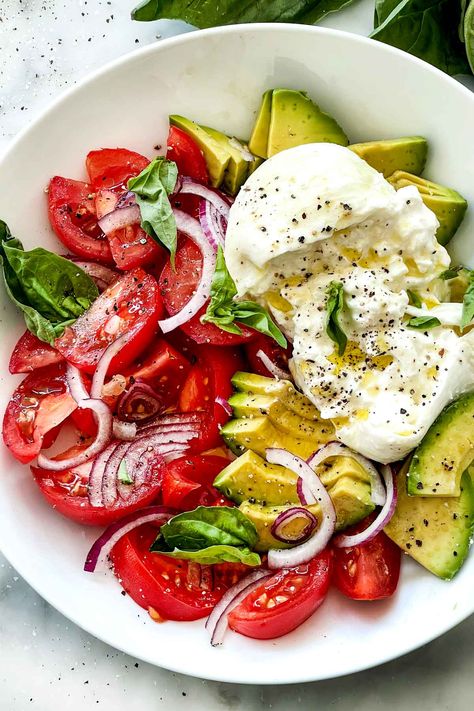 Salad With Bread, Burrata Salad, Avocado Tomato Salad, Salad With Avocado, Foodie Crush, Idee Pasto Sano, Tomato Salad, Soup And Salad, 1 800