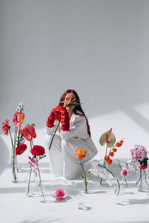 Flower Photoshoot Editorial, Photography Studio Decor, Red Velvet Photoshoot, Portraits Ideas, Photoshoot Backdrops, Beautiful Photoshoot Ideas, Flower Photoshoot, Art Photography Portrait, Glam Photoshoot