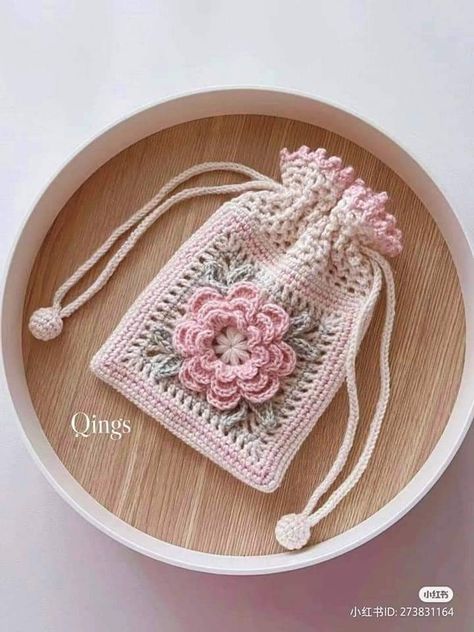 Crochet Potli Bag, Crochet Candle, Crocheting Bag, Purse Patterns Free, Mochila Crochet, Crochet Backpack Pattern, Crochet Baby Hat Patterns, Crochet Heart Pattern, Crochet Backpack