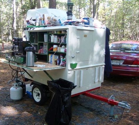 Chuck wagon plans! Diy kitchen on wheels. Chuck Box Plans, Camping Gear Trailer, Camping Trailer Diy, Chuck Box, Adventure Trailers, Off Road Camper Trailer, Camping Diy, Camping Box, Trailer Diy