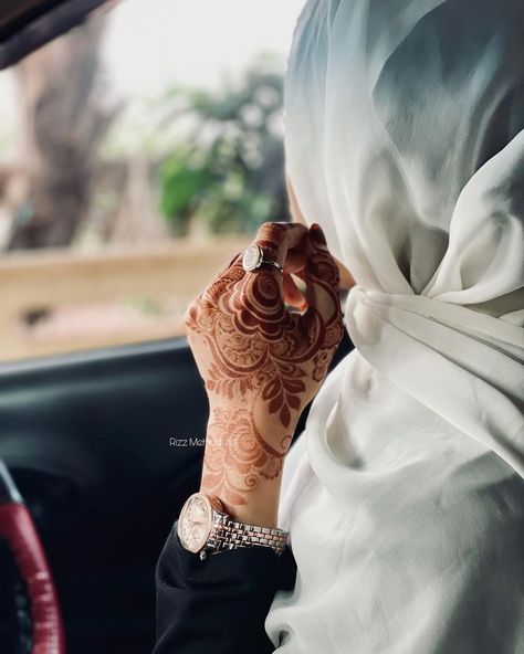 Fathem Riza! on Instagram: “Stained perfectly ♥️ . . Cone used @hennasol_ ✨♥️ : Follow @rizz_mehndi_art_ for more♥️ . . #henna#hennadesigns #design #designinspiration…” Mehndi Hands Dpz, Mehandi Poses Photography, Mehndi Hands, Hello Pictures, Hand Dp, Hands Photography, Hena Designs, Black Song, Indian Mehndi Designs