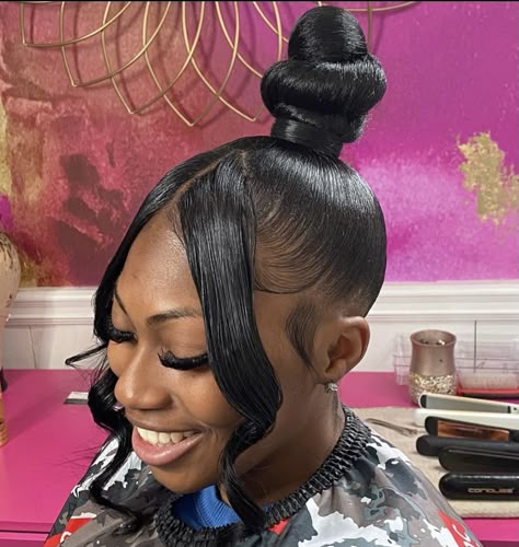 Chinese Bun Hairstyle Black, Low Bun Weave Black Women, Top Knot Bun With Curly Pieces, Pony Hairstyles For Black Women, Top Knot With Bangs Black Women, Knot Bun Hairstyles For Black Women, Top Knot For Short Hair, Top Knot Bun With Bangs, Top Bun Hairstyles For Black Women