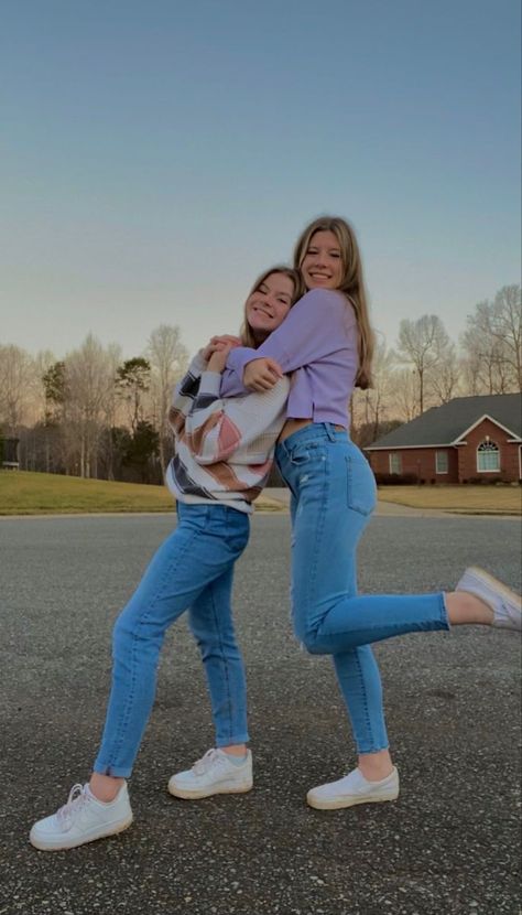 Cool Friends Poses, Pose For Best Friends Bff Pics, Photo Poses For Sisters At Home, Poses For Pictures Instagram For 2, Photos Ideas For 2 Friends, Bff Pic Poses, 2 Besties Poses, 2 Sisters Poses, Photo Pose For Sisters