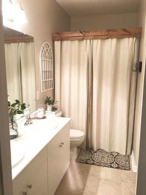 Rustic Bathroom Ideas Farmhouse, Rustic Farmhouse Bathroom Ideas, Makeover Kamar Mandi, Bathroom Window Curtains, Rustic Farmhouse Bathroom, Rustic Bathrooms, Bathroom Windows, Farmhouse Bathroom Decor, Bathroom Redo