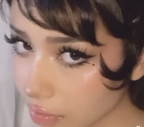 Akari Blanco Instagram, False Eyelash Makeup Look, Different Eye Makeup Styles, Drawn On Bottom Lashes, Flirtatious Cute Makeup Style, Bunny Style Makeup, Y2k Prom Makeup, Soft Whimsical Makeup, Dark Cute Makeup