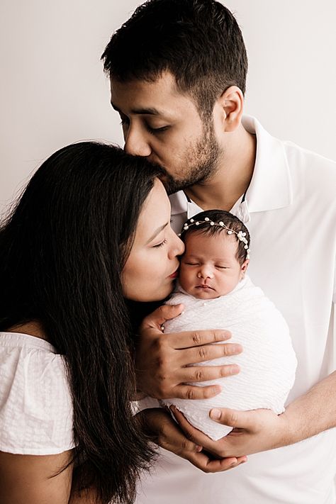 Newborn With Parents Poses, Parents Newborn Photography, Newborn Photo Shoot With Parents, Newborn Grandparents Pictures, New Parents Photoshoot, Baby Shoot With Parents, Baby And Parents Photography, Baby Photoshoot With Parents, Newborn Parent Poses